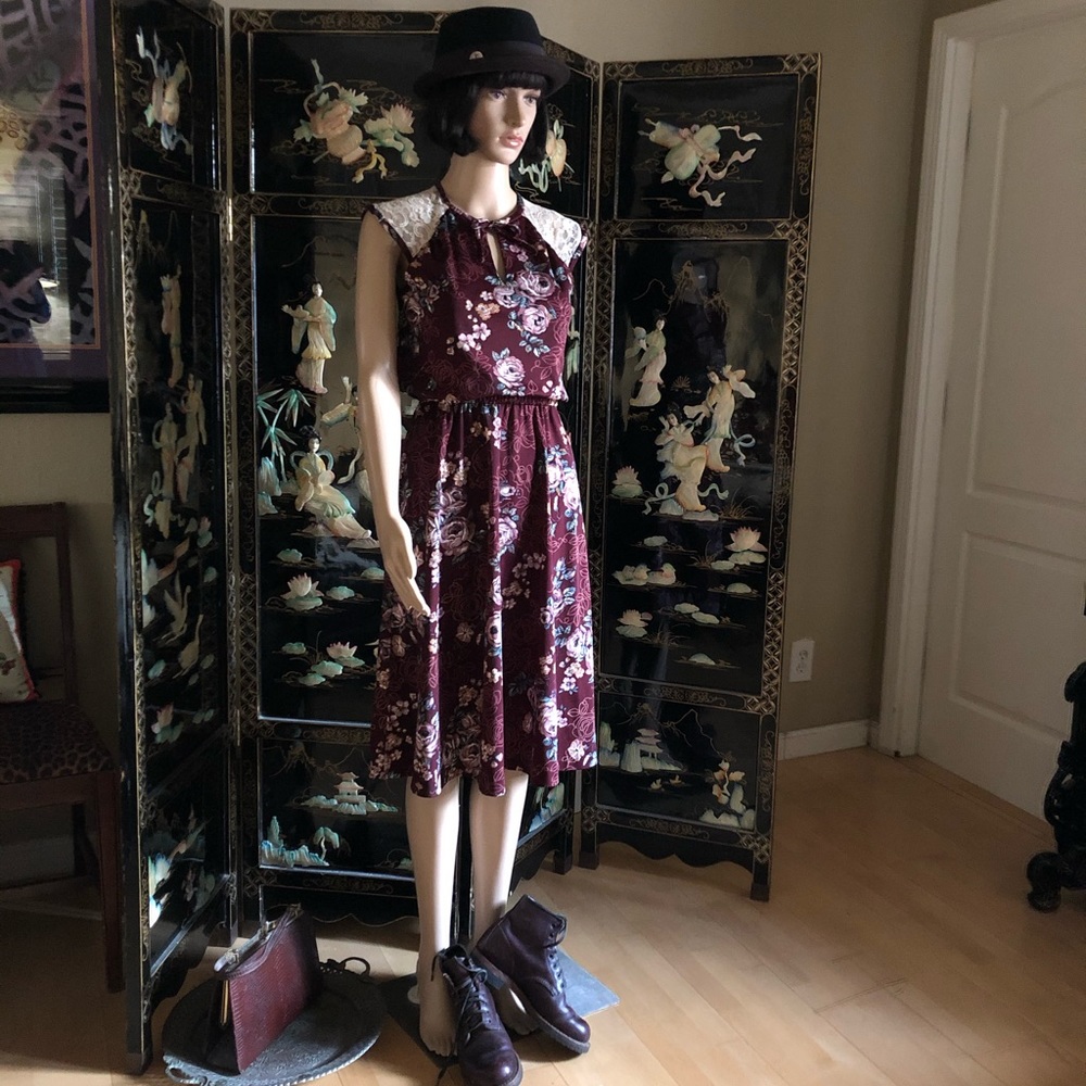 Vintage 70s Chantilly lace midi dress S 4 keyhole